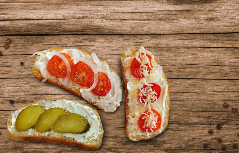 Kanapki z serem, czereśniowymi pomidorami i ogórkami z chałupa sera pastą na drewnianym stole, zdjęcia stock Kanapki z serem, czereśniowymi pomidorami i ogórkami z chałupa sera pastą na drewnianym stole, zdjęcia stock