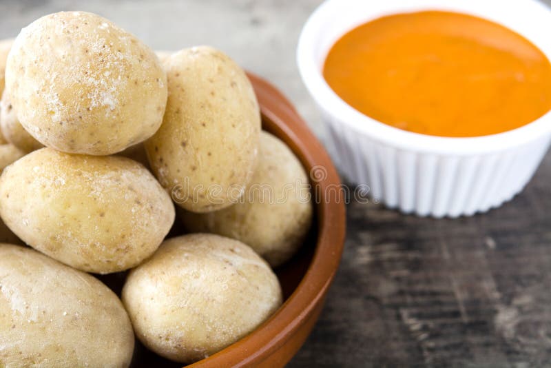 Kanarische Kartoffel (Papa arrugada) mit mojo Soße auf Holztisch stockbilder Kanarische Kartoffel (Papa arrugada) mit mojo Soße auf Holztisch stockbilder