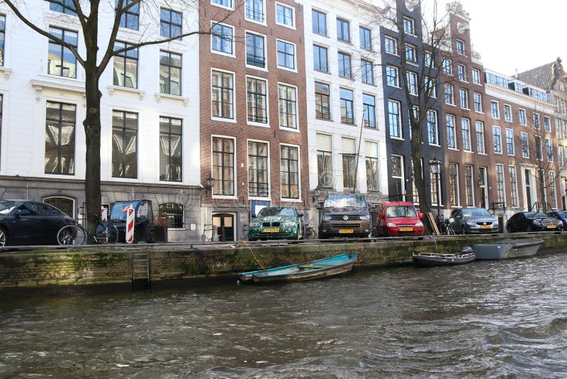 Kanały Amsterdam, z dziejowymi budynkami i łodziami zdjęcie royalty free Kanały Amsterdam, z dziejowymi budynkami i łodziami zdjęcie royalty free