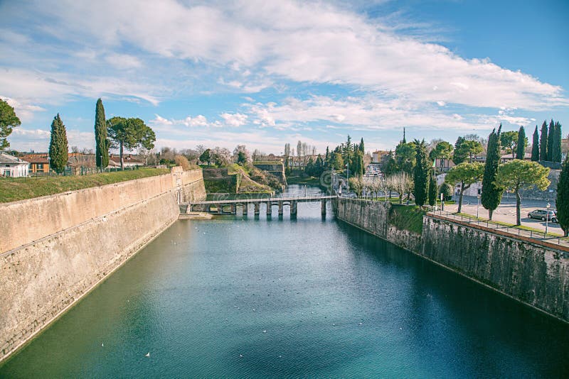 Kanał wokoło miasta Peschiera Del Garda obraz stock Kanał wokoło miasta Peschiera Del Garda obraz stock