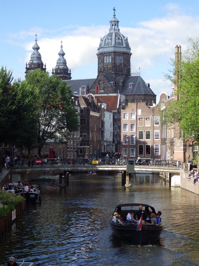 Kanały Amsterdamskie z łodziami, Holandia obrazy stock Kanały Amsterdamskie z łodziami, Holandia obrazy stock