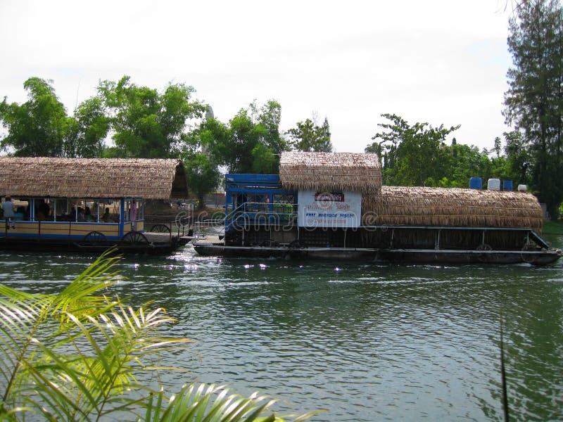 KANCHANABURI, THAILAND - 26. April 2017 das Hausboot und das sich hin- und herbewegende Restaurant an Sai Yok Yai-Wasserfall Kanc stockbilder KANCHANABURI, THAILAND - 26. April 2017 das Hausboot und das sich hin- und herbewegende Restaurant an Sai Yok Yai-Wasserfall Kanc stockbilder