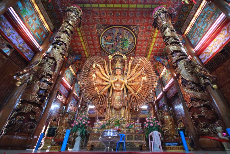 Take photo large Guan Yin Bodhisattva carved from wood 12 meters high in Wat Metta Photiyan