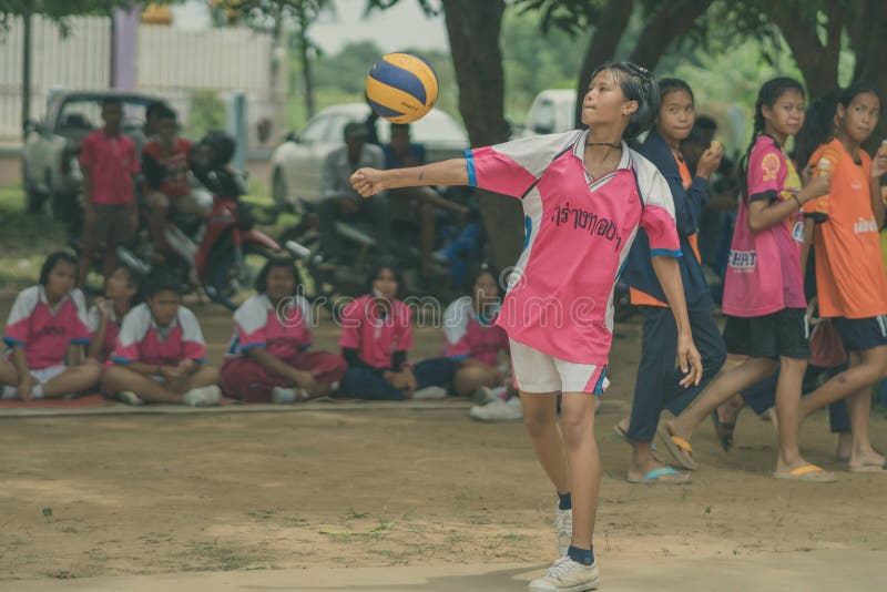 KANCHANABURI THAILAND - JULI 18: Niet geïdentificeerde vrouwelijke studenten royalty-vrije stock afbeelding KANCHANABURI THAILAND - JULI 18: Niet geïdentificeerde vrouwelijke studenten royalty-vrije stock afbeelding