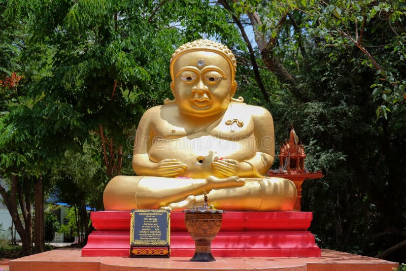 Kanchanaburi- Thailand - 15 Mei, 2017: Tuekheiligdom in de holte royalty-vrije stock afbeeldingen Kanchanaburi- Thailand - 15 Mei, 2017: Tuekheiligdom in de holte royalty-vrije stock afbeeldingen