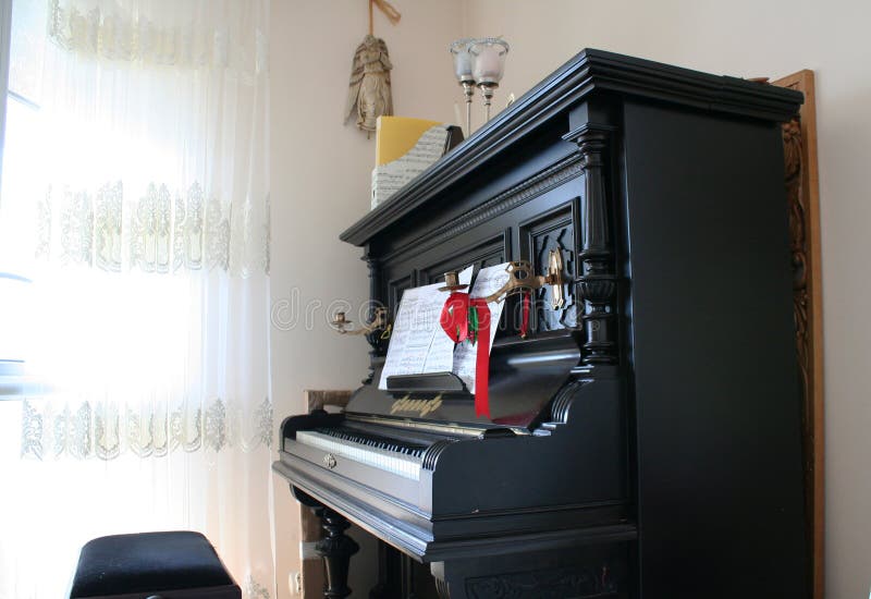 Voorgevoel donker Lief Een Oude Piano Met Een Kandelaar En Een Klok Stock Afbeelding - Image of  klassiek, stijl: 90041273