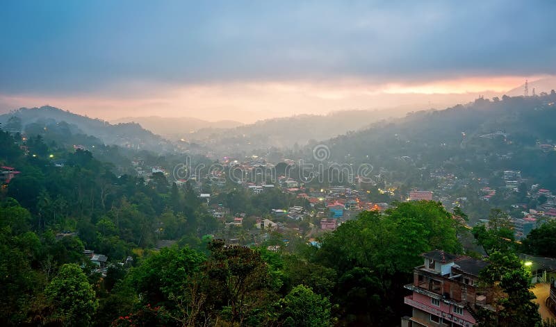 Kandy de niebla, Sri Lanka en la salida del sol imagen de archivo Kandy de niebla, Sri Lanka en la salida del sol imagen de archivo