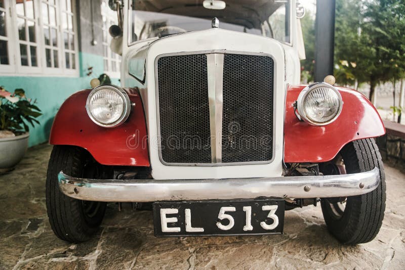 Kandy Sri lanka 20022022 : die Scheinwerfer eines alten roten und weißen Retroautos lizenzfreie stockbilder