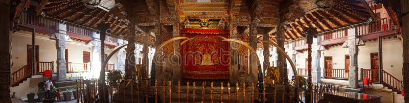 Kandy, Sri Lanka - 5 Februari 2017: Panoramisch Binnenland van Tempel van de Tand Boedha in Kandy Sri Lanka stock afbeelding Kandy, Sri Lanka - 5 Februari 2017: Panoramisch Binnenland van Tempel van de Tand Boedha in Kandy Sri Lanka stock afbeelding