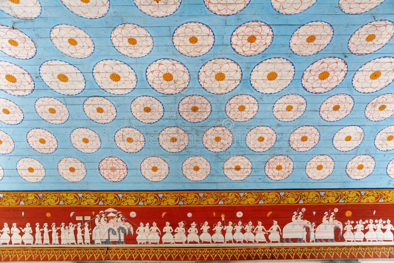 Kandy, Sri Lanka - 5 février 2017 : Intérieur panoramique du temple de la dent Bouddha à Kandy Sri Lanka Texture de Celing images libres de droits Kandy, Sri Lanka - 5 février 2017 : Intérieur panoramique du temple de la dent Bouddha à Kandy Sri Lanka Texture de Celing images libres de droits