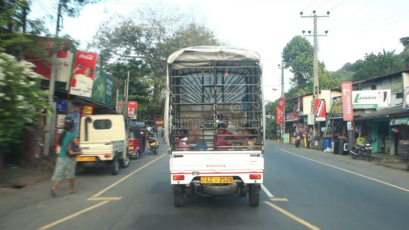 KANDY, SRI LANKA - FÉVRIER 2014 : Vue du fourgon avec les personnes dans le dos d'une voiture mobile Kandy est une ville importan banque de vidéos