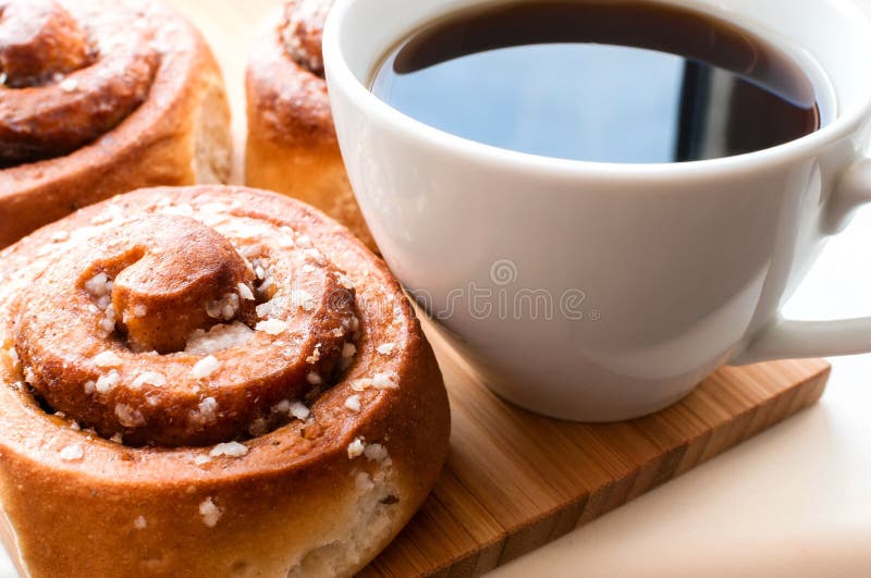 Kanelbruna rullar med kaffe royaltyfri foto Kanelbruna rullar med kaffe royaltyfri foto