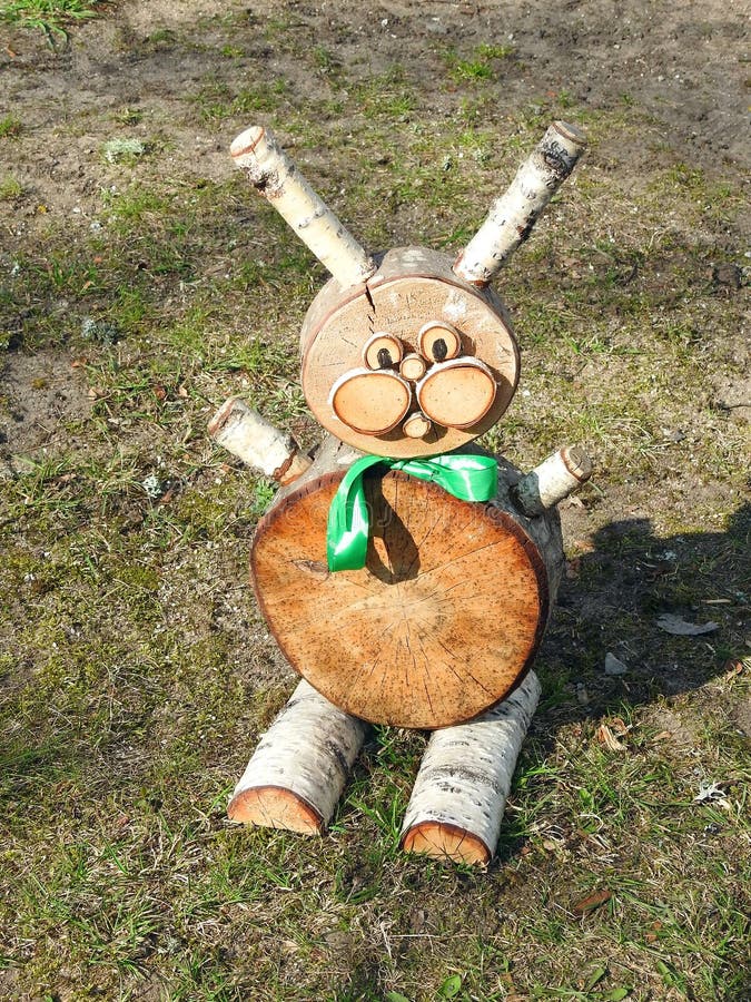 Kanin som göras från trä, Litauen royaltyfri foto Kanin som göras från trä, Litauen royaltyfri foto