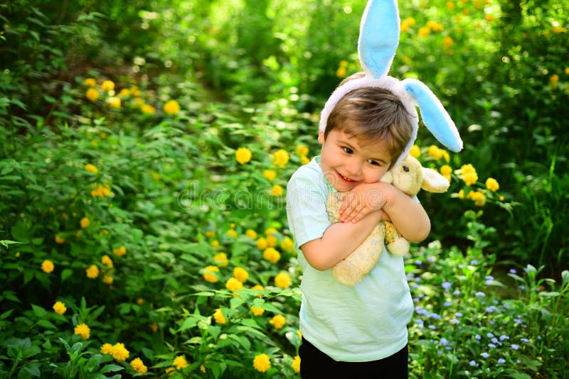 Kaninchenkind mit den Häschenohren Hasespielzeug Eijagd am Frühlingsfeiertag Liebe Ostern Lokalisiert auf weißem Hintergrund Weni lizenzfreie stockfotografie Kaninchenkind mit den Häschenohren Hasespielzeug Eijagd am Frühlingsfeiertag Liebe Ostern Lokalisiert auf weißem Hintergrund Weni lizenzfreie stockfotografie