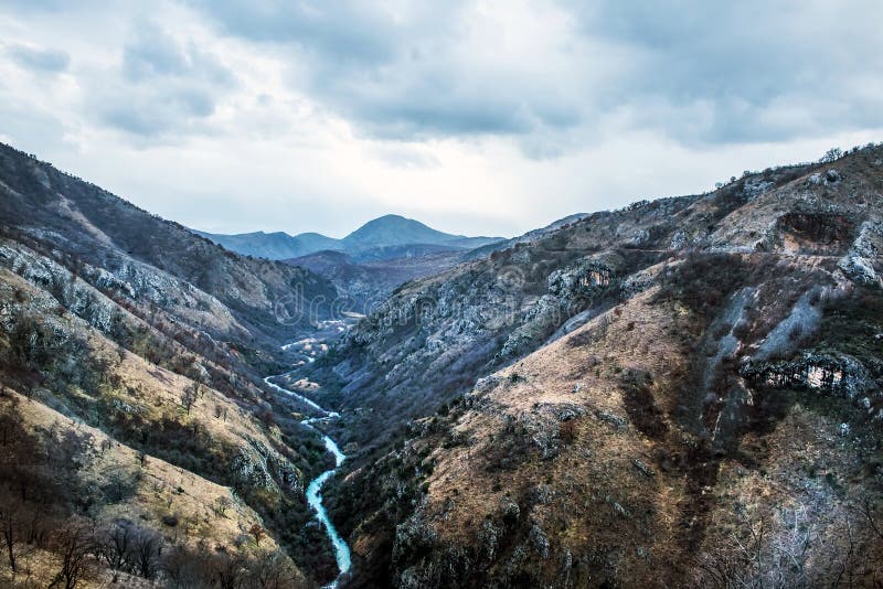 Kanjonen av den Tara floden (Kanjon rijeketara) i Montenegro