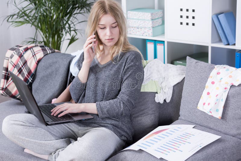 Kann nicht zwischen Mutterschaft und Karriere wählen lizenzfreies stockbild Kann nicht zwischen Mutterschaft und Karriere wählen lizenzfreies stockbild