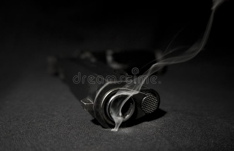 Geweer en rook stock afbeelding