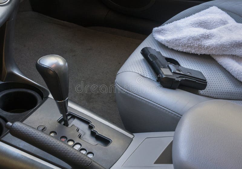 Kanon op autozetel stock afbeeldingen Kanon op autozetel stock afbeeldingen