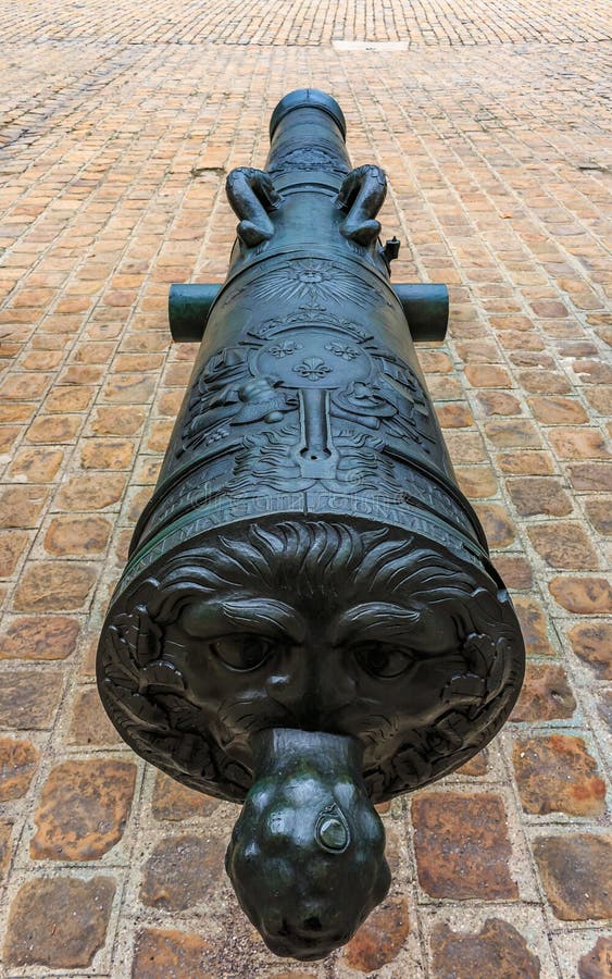 Kanonnen bij het museum van Les Invalides complex de begrafenisplaats in van Parijs, Frankrijk voor van de de oorlogshelden en ke royalty-vrije stock afbeeldingen Kanonnen bij het museum van Les Invalides complex de begrafenisplaats in van Parijs, Frankrijk voor van de de oorlogshelden en ke royalty-vrije stock afbeeldingen
