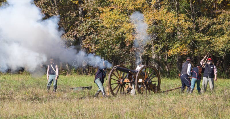 Kanonskottlossning under amerikansk inbördeskrigReenactment royaltyfri bild Kanonskottlossning under amerikansk inbördeskrigReenactment royaltyfri bild