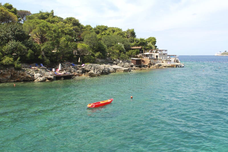 Kanot i havet Montenegro Zanjic strand, loppbegrepp arkivfoton Kanot i havet Montenegro Zanjic strand, loppbegrepp arkivfoton