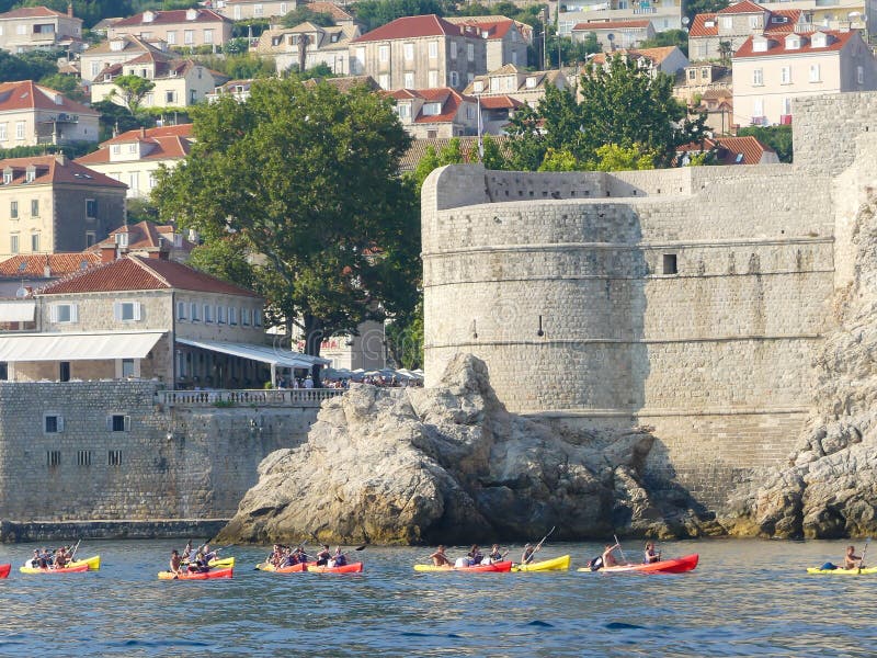 Kanotvattensporten turnerar på Adriatiskt havet utanför Dubrovnik royaltyfri fotografi Kanotvattensporten turnerar på Adriatiskt havet utanför Dubrovnik royaltyfri fotografi