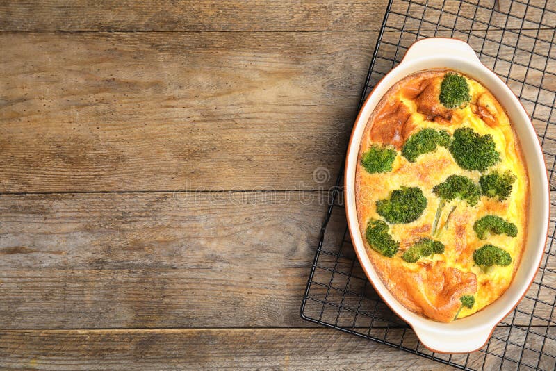 Kant-en-klare broccoli-casserole in bakschaal op koelrack, bovenaanzicht Ruimte voor tekst stock foto's Kant-en-klare broccoli-casserole in bakschaal op koelrack, bovenaanzicht Ruimte voor tekst stock foto's
