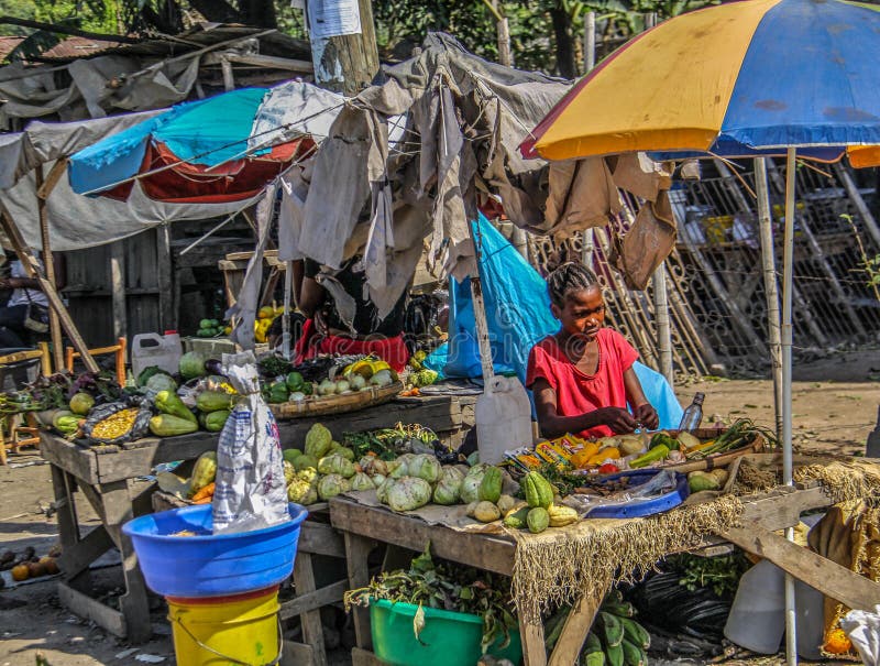 Kant van de wegmarkt en meisje dichtbij landelijke Robillard, Haïti royalty-vrije stock foto Kant van de wegmarkt en meisje dichtbij landelijke Robillard, Haïti royalty-vrije stock foto