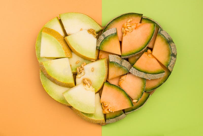 Kantalupen-und Blatthonig-Melonen-Scheiben in der Herz-Form, Diät-Konzept stockfotos Kantalupen-und Blatthonig-Melonen-Scheiben in der Herz-Form, Diät-Konzept stockfotos