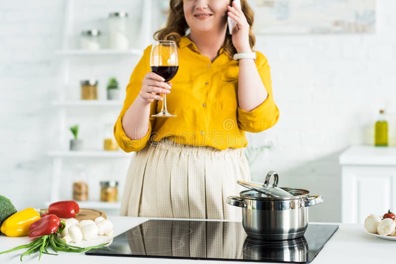 kantjusterad bild av kvinnan som talar vid smartphonen och dricker vin royaltyfria foton kantjusterad bild av kvinnan som talar vid smartphonen och dricker vin royaltyfria foton