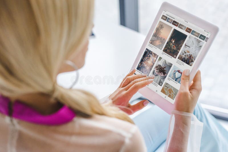kantjusterad sikt av kvinnan som använder den digitala minnestavlan arkivfoto kantjusterad sikt av kvinnan som använder den digitala minnestavlan arkivfoto