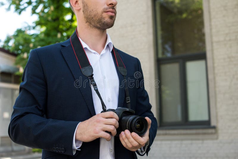 kantjusterad sikt av photojournalisten i formella kläder med digitalt royaltyfria foton kantjusterad sikt av photojournalisten i formella kläder med digitalt royaltyfria foton