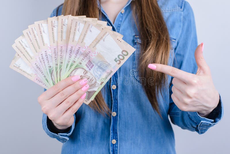 Kantjusterat closeupfoto av gladlynta glade tillfredsställda businesslady businesspeople som visar annonsannonsen som annonserar royaltyfri fotografi