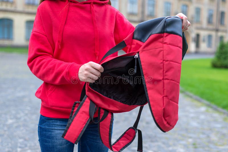 Kantjusterat closeupfoto av händer som vänder över en axelväska royaltyfri bild Kantjusterat closeupfoto av händer som vänder över en axelväska royaltyfri bild