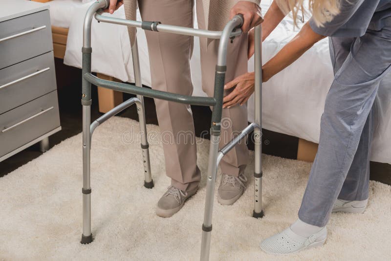 kantjusterat skott av patienten för sjuksköterskaportionpensionär fotografering för bildbyråer kantjusterat skott av patienten för sjuksköterskaportionpensionär fotografering för bildbyråer