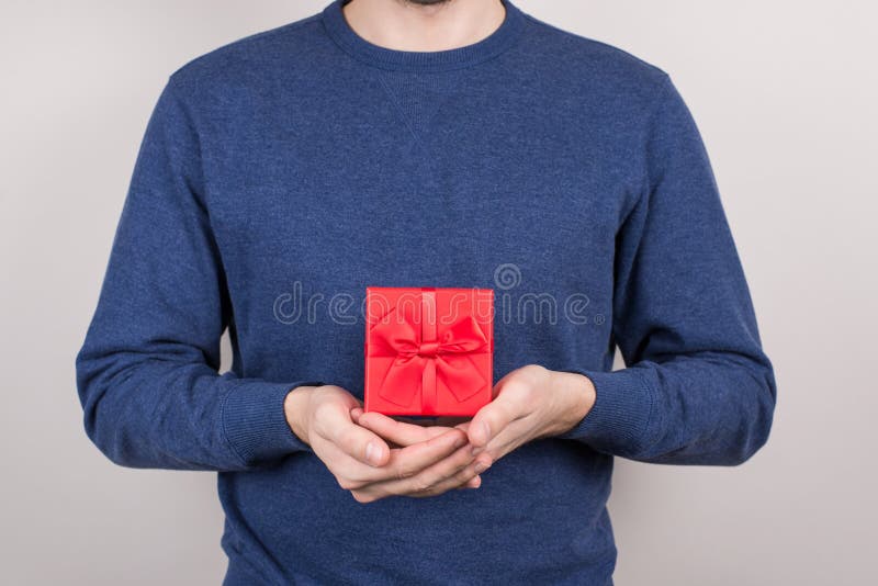Kantjusterat skott för närbildfotostudio av den gladlynta bra glade positiva optimistiska personen som visar den härliga trevliga arkivbilder