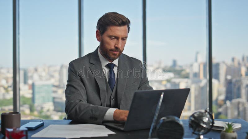 Kantoorman die dag de laptop opent. succesvolle werkdesk voor ondernemers