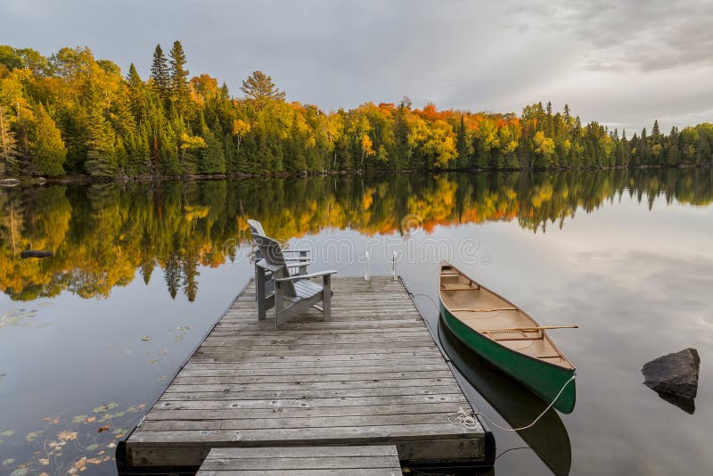 Kanu und Dock auf Autumn Lake - einem Ontario, Kanada