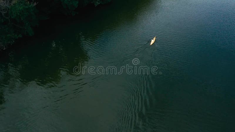 Kanufahren auf einem Fluss, Aussicht auf die Luft