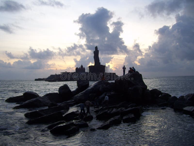 Kanyakumari, Tamil Nadu, India - Oktober 11, het Silhouet van 2008 van Vivekananda-Rotsgedenkteken, Thiruvalluvar-Standbeeld stock afbeelding Kanyakumari, Tamil Nadu, India - Oktober 11, het Silhouet van 2008 van Vivekananda-Rotsgedenkteken, Thiruvalluvar-Standbeeld stock afbeelding