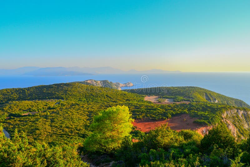 Kap Lefkatas während der goldenen Stunde auf der Insel von Lefkas in Griechenland stockbild Kap Lefkatas während der goldenen Stunde auf der Insel von Lefkas in Griechenland stockbild