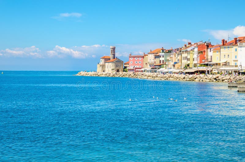 Kapell och färgrika hus på pir, Piran, Slovakien, Europa royaltyfria foton Kapell och färgrika hus på pir, Piran, Slovakien, Europa royaltyfria foton