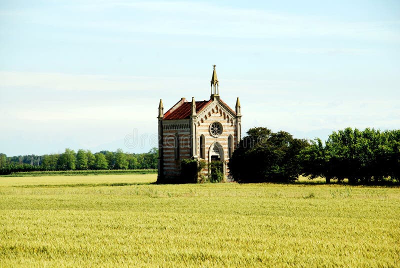 Kapelle auf einem Maisgebiet nahe bei Bäumen nähern sich comacchio in Italien lizenzfreie stockfotos Kapelle auf einem Maisgebiet nahe bei Bäumen nähern sich comacchio in Italien lizenzfreie stockfotos
