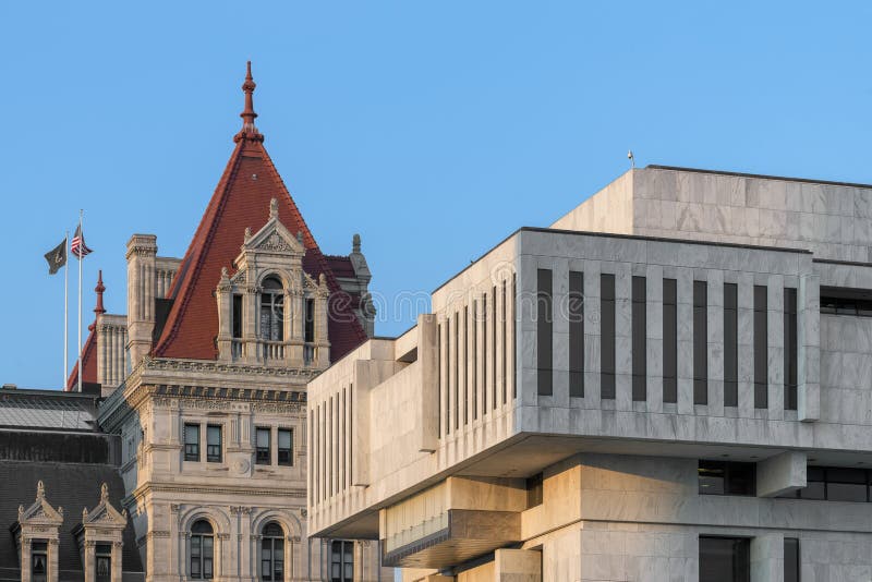 Kapitolium för den New York staten kontrasterar med modern arkitektur