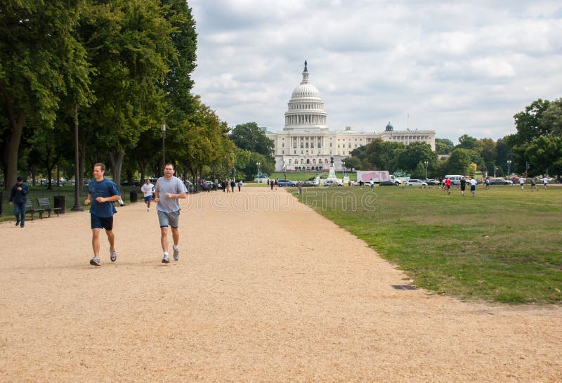 Kapitoliumbyggnad och att parkera på Washington DC royaltyfri bild Kapitoliumbyggnad och att parkera på Washington DC royaltyfri bild
