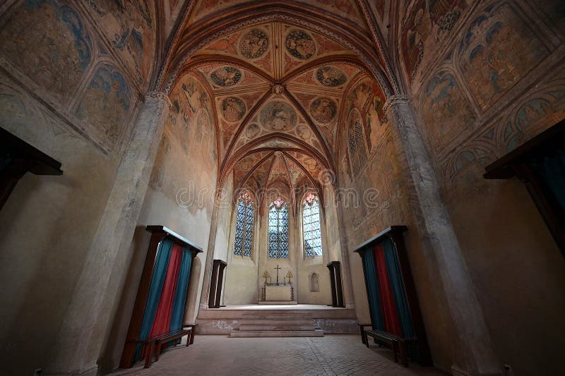 Kaplica st antonin 13351341 pomalowana w polichromowym tempera obrazami apokalipsy szkła nierdzewnego john&dark blue wi zdjęcie stock
