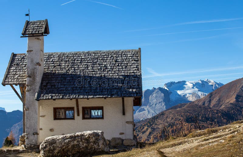 Kaplica z Marmolady górą w tle na Falzarego przepustce Passo Di Falzarego przy pogodnym jesień dniem Dolomitów Alps, Włochy zdjęcie royalty free Kaplica z Marmolady górą w tle na Falzarego przepustce Passo Di Falzarego przy pogodnym jesień dniem Dolomitów Alps, Włochy zdjęcie royalty free