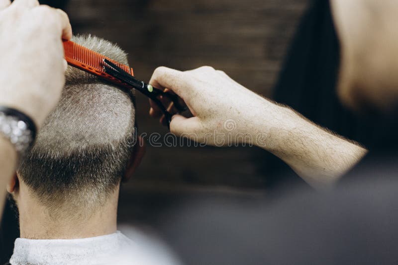 Kapper die haar in de kapperswinkel doen met schaar stock afbeeldingen Kapper die haar in de kapperswinkel doen met schaar stock afbeeldingen