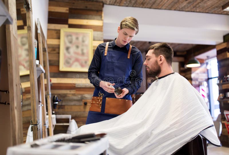 Kapper die haar het stileren was tonen aan mannelijke klant stock fotografie Kapper die haar het stileren was tonen aan mannelijke klant stock fotografie