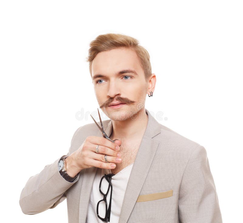 Kapper, die jasje dragen, die met schaar stellen Kerel die zijn snor snijden stock fotografie Kapper, die jasje dragen, die met schaar stellen Kerel die zijn snor snijden stock fotografie
